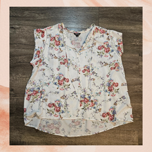 Carregue a imagem no visualizador da Galeria, White Floral Ladder Trim Cap Sleeve Blouse (Pre-Loved) XXL
