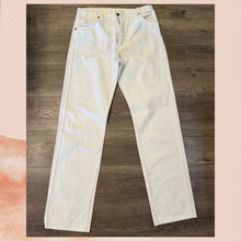 Laden Sie das Bild in den Galerie-Viewer. White Wrangler Cowboy Cut Straight Leg Jeans (Pre-Loved) W31 L34
