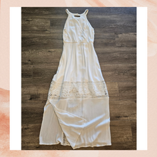 Carregue a imagem no visualizador da Galeria, White Crochet Lace Maxi Boho Dress (Pre-Loved) SP
