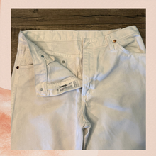 Laden Sie das Bild in den Galerie-Viewer. White Wrangler Cowboy Cut Straight Leg Jeans (Pre-Loved) W31 L34
