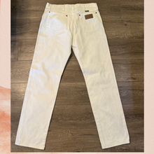Laden Sie das Bild in den Galerie-Viewer. White Wrangler Cowboy Cut Straight Leg Jeans (Pre-Loved) W31 L34
