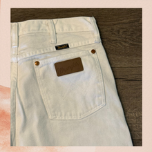 Laden Sie das Bild in den Galerie-Viewer. White Wrangler Cowboy Cut Straight Leg Jeans (Pre-Loved) W31 L34
