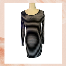 Cargue la imagen en el visor de la galería, Wild Fable Black &amp; White Striped Long Sleeve Dress (Pre-Loved) Size Large
