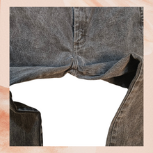 Carregue a imagem no visualizador da Galeria, Wrangler Black Semi Acid Wash Cowboy Cut Straight Leg Jeans (Pre-Loved) W31 L34
