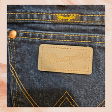 Carregue a imagem no visualizador da Galeria, Wrangler Dark Blue Cowboy Cut Straight Leg Jeans (Pre-Loved) W31 L34
