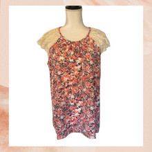 Laden Sie das Bild in den Galerie-Viewer. Xhilaration Pink Floral Lace Ruffle Sleeve Blouse (Pre-Loved) Size XL
