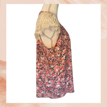 Laden Sie das Bild in den Galerie-Viewer. Xhilaration Pink Floral Lace Ruffle Sleeve Blouse (Pre-Loved) Size XL

