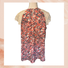Laden Sie das Bild in den Galerie-Viewer. Xhilaration Pink Floral Lace Ruffle Sleeve Blouse (Pre-Loved) Size XL
