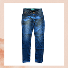 Carregue a imagem no visualizador da Galeria, YMI WannaBettaButt? Dark Wash Skinny Jeans (Pre-Loved) Size 9
