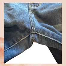 Carregue a imagem no visualizador da Galeria, YMI WannaBettaButt? Dark Wash Skinny Jeans (Pre-Loved) Size 9
