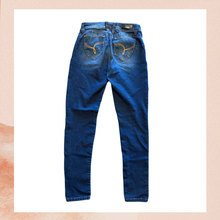 Carregue a imagem no visualizador da Galeria, YMI WannaBettaButt? Dark Wash Skinny Jeans (Pre-Loved) Size 9
