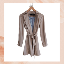 Laden Sie das Bild in den Galerie-Viewer. Zara Basic Khaki Color Lined Waist-Tie Trench Jacket (Pre-Loved) XS
