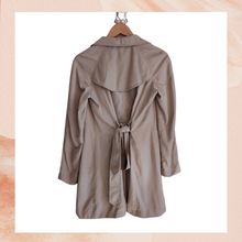 Laden Sie das Bild in den Galerie-Viewer. Zara Basic Khaki Color Lined Waist-Tie Trench Jacket (Pre-Loved) XS
