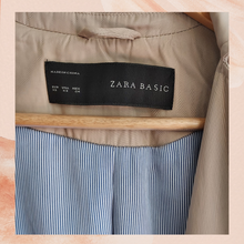 Carica l&#39;immagine nel visualizzatore della galleria, Zara Basic Khaki Color Lined Waist-Tie Trench Jacket (Pre-Loved) XS
