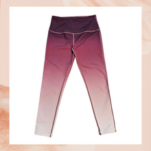 Carregue a imagem no visualizador da Galeria, Zella Maroon Mauve Ombre Cropped Athletic Leggings (Pre-Loved) Medium
