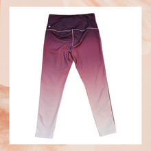 Carregue a imagem no visualizador da Galeria, Zella Maroon Mauve Ombre Cropped Athletic Leggings (Pre-Loved) Medium
