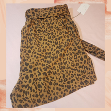 Laden Sie das Bild in den Galerie-Viewer. Tan Leopard Waist Tie Shorts Large

