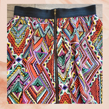 Laden Sie das Bild in den Galerie-Viewer. Abstract Print Front Zip Skater Skirt Size Small (Pre-Loved)
