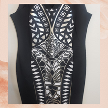 Laden Sie das Bild in den Galerie-Viewer. NWOT Black Metallic Geometric Front Sleeveless Dress XL

