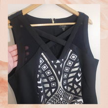 Laden Sie das Bild in den Galerie-Viewer. NWOT Black Metallic Geometric Front Sleeveless Dress XL
