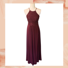 Cargue la imagen en el visor de la galería, Burgundy Embellished Sequin Formal Prom Dress Size 7 (Pre-Loved)

