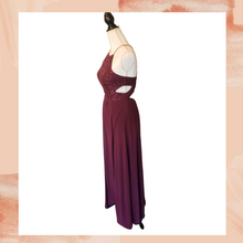 Cargue la imagen en el visor de la galería, Burgundy Embellished Sequin Formal Prom Dress Size 7 (Pre-Loved)

