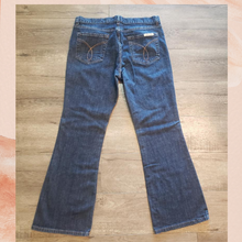 Laden Sie das Bild in den Galerie-Viewer. Calvin Klein Dark Wash Stretch Classic Bootcut Jeans (Pre-Loved) Size 14
