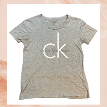 Laden Sie das Bild in den Galerie-Viewer. Calvin Klein Jeans Light Gray Signature T-Shirt (Pre-Loved) Medium
