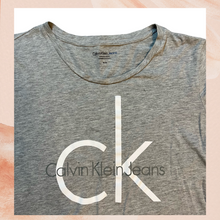 Laden Sie das Bild in den Galerie-Viewer. Calvin Klein Jeans Light Gray Signature T-Shirt (Pre-Loved) Medium
