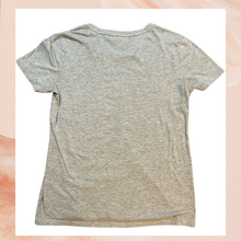 Carica l&#39;immagine nel visualizzatore della galleria, Calvin Klein Jeans Light Gray Signature T-Shirt (Pre-Loved) Medium
