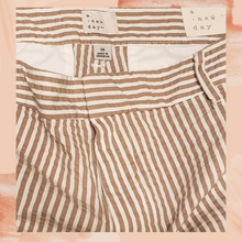 Laden Sie das Bild in den Galerie-Viewer. Cream Brown Striped Chino Shorts 16
