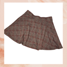 Cargue la imagen en el visor de la galería, Forever 21 Glen Check Plaid Mini Skirt Medium (Pre-Loved)
