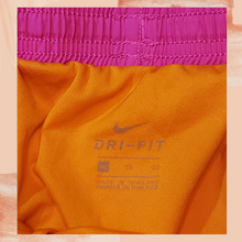 Carregue a imagem no visualizador da Galeria, Girls Hot Pink Nike Dri-Fit Tempo Shorts XL (Pre-Loved)
