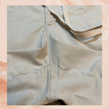 Chargez l&#39;image dans la visionneuse de la galerie, Gloria Vanderbilt Khaki Cuffed Chino Shorts (Pre-Loved) Size 18
