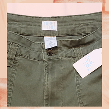Laden Sie das Bild in den Galerie-Viewer. Green Relaxed Fit Cropped Cargo Pants Size 10
