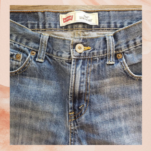 Laden Sie das Bild in den Galerie-Viewer. Levi&#39;s 514 Straight Med Blue Jeans (Pre-Loved) R20 W30 L30
