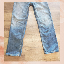 Laden Sie das Bild in den Galerie-Viewer. Levi&#39;s 514 Straight Med Blue Jeans (Pre-Loved) R20 W30 L30
