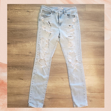 Load image into Gallery viewer, Levi&#39;s 721 Shredded Destroyed Light Wash Skinny Jeans (Pre-Loved) Size 31
