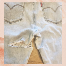 Load image into Gallery viewer, Levi&#39;s 721 Shredded Destroyed Light Wash Skinny Jeans (Pre-Loved) Size 31
