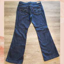 Load image into Gallery viewer, Levi&#39;s Dark Blue Stretch Bootcut Jeans (Pre-Loved) Size 16M
