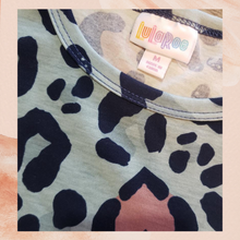 Laden Sie das Bild in den Galerie-Viewer. LuLaRoe Gray Leopard Print T-Shirt Midi Dress Size Medium
