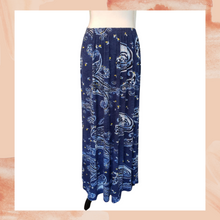 Laden Sie das Bild in den Galerie-Viewer. Melissa Paige Blue Print Maxi Skirt
