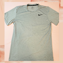 Carregue a imagem no visualizador da Galeria, Men&#39;s Nike Sage Dri-Fit Legend Crossdye T-Shirt Medium (Pre-Loved)
