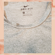 Laden Sie das Bild in den Galerie-Viewer. Men&#39;s Nike Sage Dri-Fit Legend Crossdye T-Shirt Medium (Pre-Loved)
