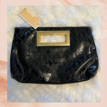 Laden Sie das Bild in den Galerie-Viewer. Michael Kors Black Patent Leather Large Clutch NWT
