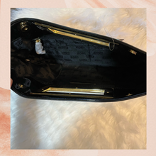 Laden Sie das Bild in den Galerie-Viewer. Michael Kors Black Patent Leather Large Clutch NWT
