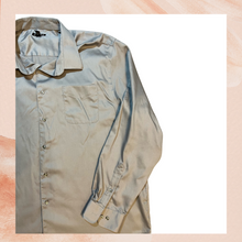 Chargez l&#39;image dans la visionneuse de la galerie, Platinum Gray Long Sleeve Button-Down Dress Shirt (Pre-Loved) 2XL
