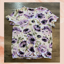 Carregue a imagem no visualizador da Galeria, Purple Floral Print Short Sleeve Shirt (Pre-Loved) Medium
