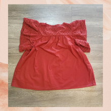 Carica l&#39;immagine nel visualizzatore della galleria, Red Eyelet Short Flutter Sleeve Blouse NWOT Large
