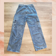 Chargez l&#39;image dans la visionneuse de la galerie, Shein High Waisted Flap Pocket Cargo Jeans Med Wash NWOT Size Small/4
